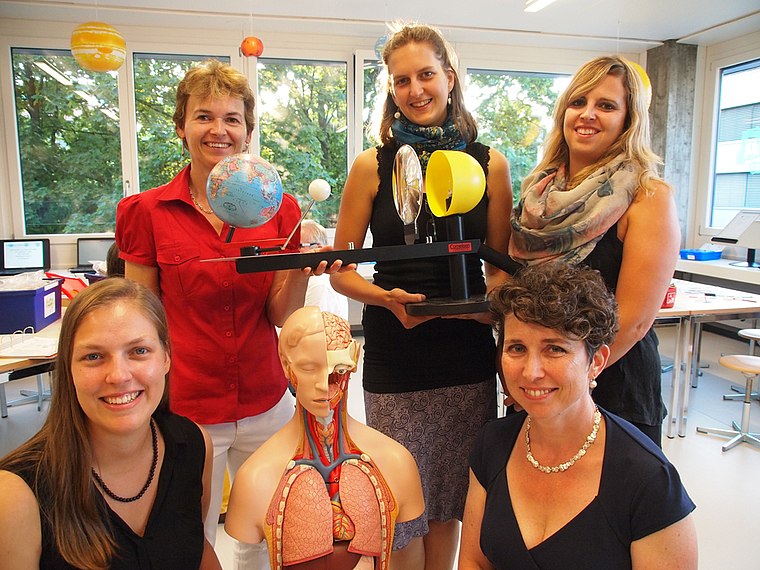 Im neu geschaffenen Ressourcenraum: Pia Augsburger, Eva Hungerbühler, Miriam Locher (stehend v. l.), Nadja Herrmann und Nathalie Meyer (unten r.) bringen den Kindern technisch-naturwissenschaftliche Themen näher.  Foto: Tobias Gfeller