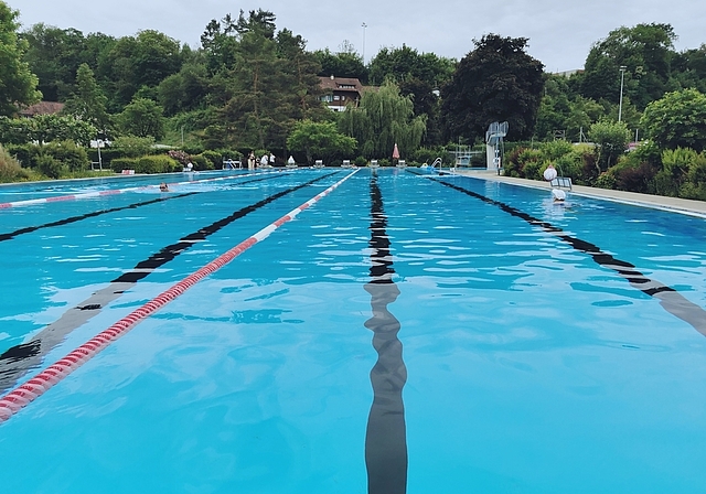 Neue Regelung: Ein Saisonabonnement für die Schwimmbäder Laufen und Breitenbach erhält ab kommendem Sommer nur noch, wer in einer Beitragsgemeinde wohnt. Foto: Melanie Brêchet