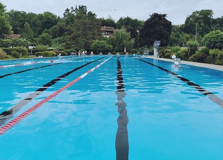 Neue Regelung: Ein Saisonabonnement für die Schwimmbäder Laufen und Breitenbach erhält ab kommendem Sommer nur noch, wer in einer Beitragsgemeinde wohnt. Foto: Melanie Brêchet