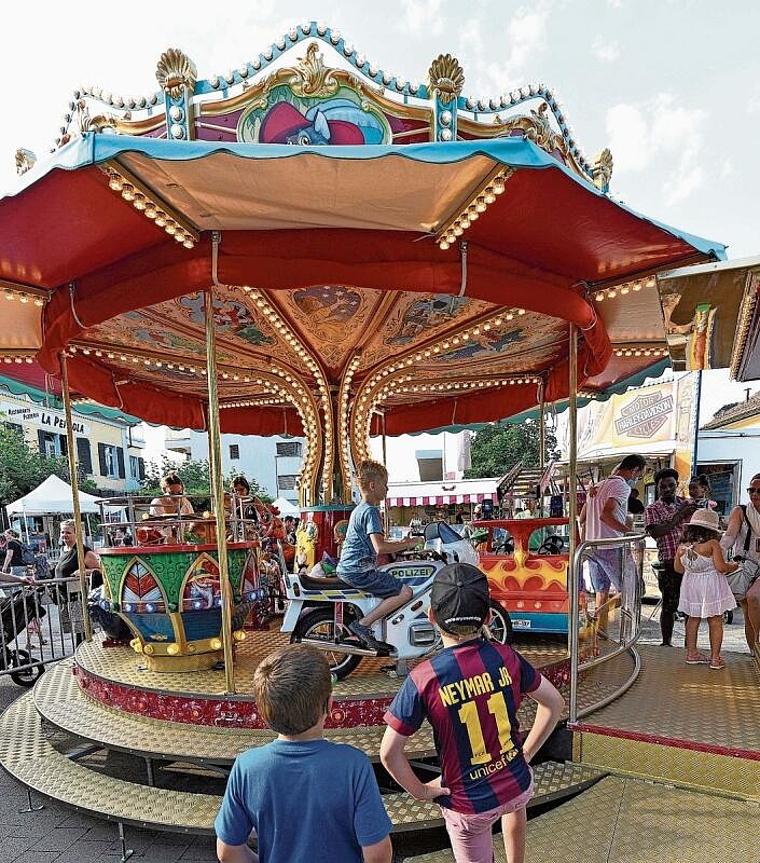 Wie eine Mini-«Herbschtmäss», aber im Sommer: Der Portiunkula-Markt auf Dornacher und Aescher Boden lockt mit vielen Attraktionen. Foto: Juri Junkov/Archiv