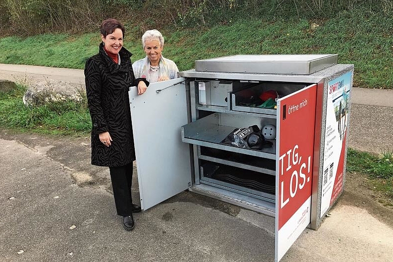 Stellen die neuen Sportboxen vor: Regierungspräsidentin Monica Gschwind (l.) und die Münchensteiner Gemeindepräsidentin Jeanne Locher. Fotos: Simon Tschopp