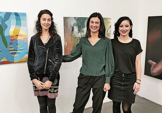 Die neue Generation: Die Künstlerinnen Alenka Müller, Eliane Schaffner und Elianne Friedli (v.l.) stellen ihre Werke in der Galerie Alts Schlachthuus noch bis am 12. Dezember aus. Foto: Melanie Brêchet