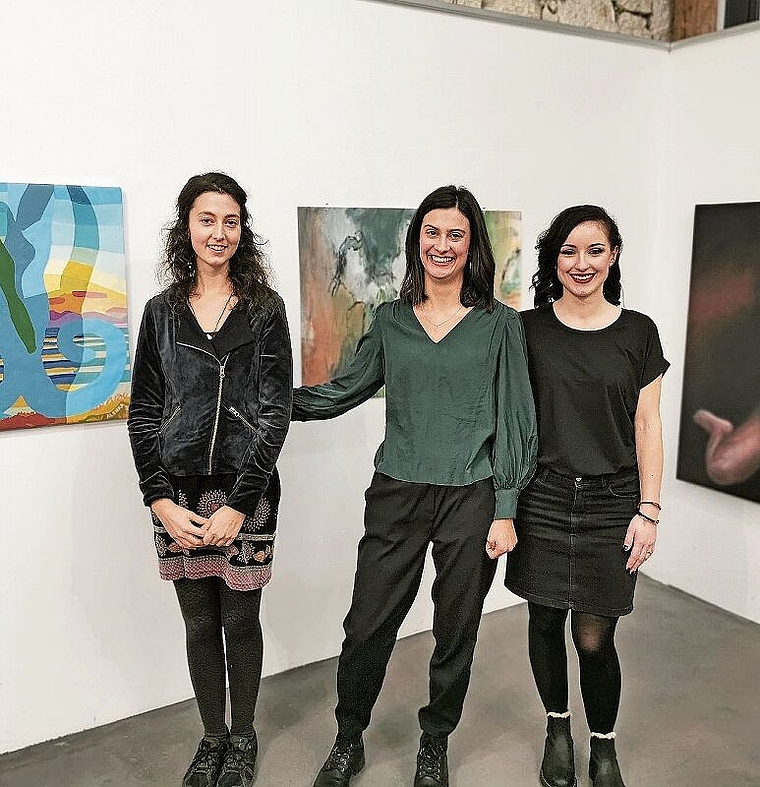 Die neue Generation: Die Künstlerinnen Alenka Müller, Eliane Schaffner und Elianne Friedli (v.l.) stellen ihre Werke in der Galerie Alts Schlachthuus noch bis am 12. Dezember aus. Foto: Melanie Brêchet