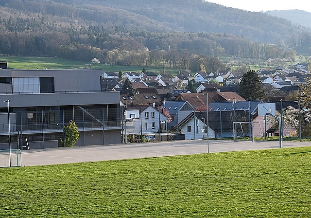 <em>Nicht bei allen beliebt: </em>Der Sportplatz beim Schulhaus von Hofstetten. Foto: Bea Asper