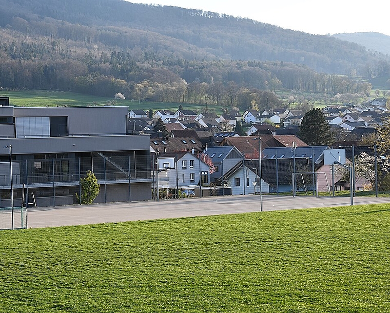 <em>Nicht bei allen beliebt: </em>Der Sportplatz beim Schulhaus von Hofstetten. Foto: Bea Asper