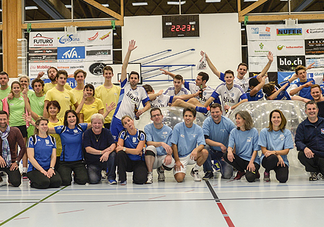 Das grosse Finale: Alle Teilnehmer mit den siegreichen Leichtathleten des TV Arlesheim (hinten rechts).  Foto: Robin Schärer