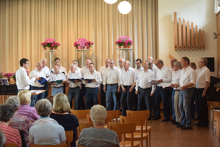 Weckten Vorfreude auf kommende Festlichkeiten: Der Männerchor Arlesheim sang zusammen mit dem Männerchor
