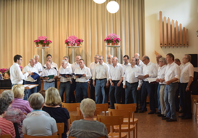 Weckten Vorfreude auf kommende Festlichkeiten: Der Männerchor Arlesheim sang zusammen mit dem Männerchor
