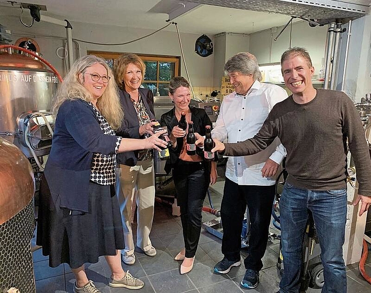 Testen das Bier nach der GV: (v.l.) die Standortförderinnen Karoline Sutter und Rita Stoffel, die Präsidentin Sibylle Jeker, das neue Vorstandsmitglied Thomas Bürgi und der abgetretene Wirtschaftsförderer Thomas Boillat. Foto: Gaby Walther