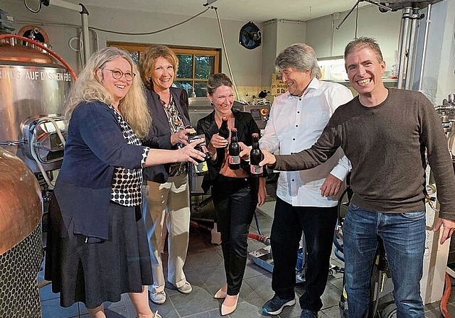 Testen das Bier nach der GV: (v.l.) die Standortförderinnen Karoline Sutter und Rita Stoffel, die Präsidentin Sibylle Jeker, das neue Vorstandsmitglied Thomas Bürgi und der abgetretene Wirtschaftsförderer Thomas Boillat. Foto: Gaby Walther