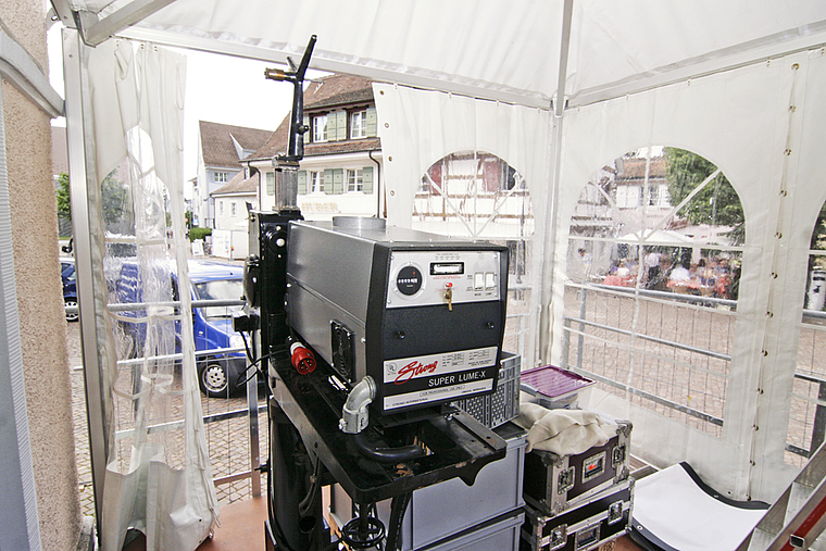 Kino wie damals: Das Cinema Paradiso zeigt seine Filme als eines der letzten Schweizer Open Air Kinos noch auf einem alten 35mm-Projektor. Foto: Lukas Hausendorf