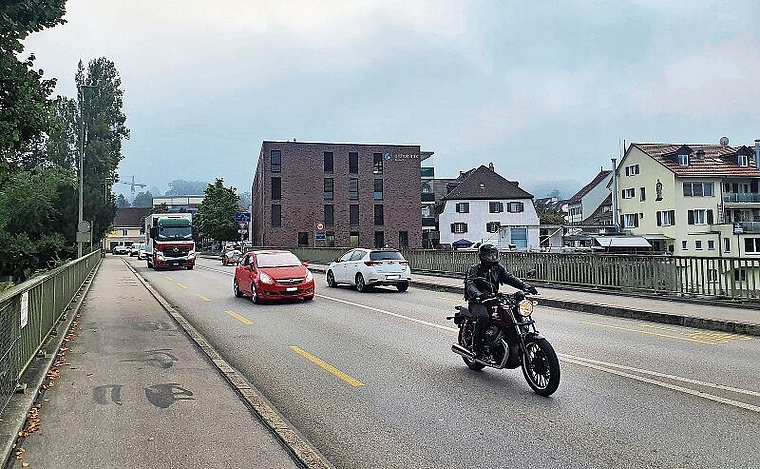 Soll entlastet werden: Das Verkehrsaufkommen auf der Bruggstrasse und rund um den Nepomukplatz ist gross. Mit dem geplanten A18-Zurbinger soll sich die Verkehrssituation in diesem Gebiet entspannen. Foto: Fabia Maieroni