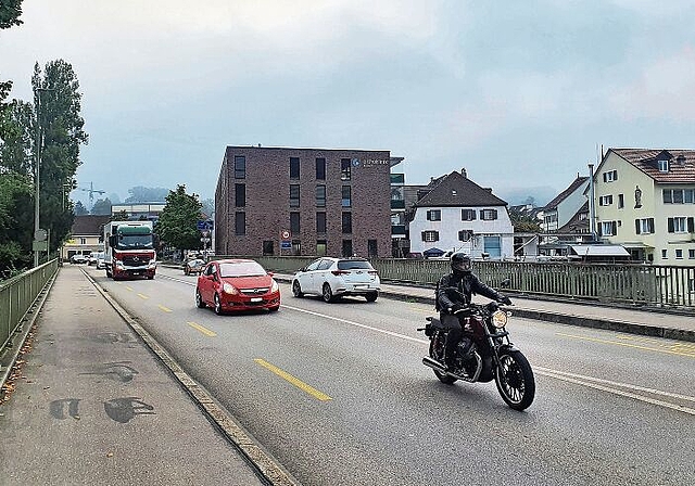 Soll entlastet werden: Das Verkehrsaufkommen auf der Bruggstrasse und rund um den Nepomukplatz ist gross. Mit dem geplanten A18-Zurbinger soll sich die Verkehrssituation in diesem Gebiet entspannen. Foto: Fabia Maieroni