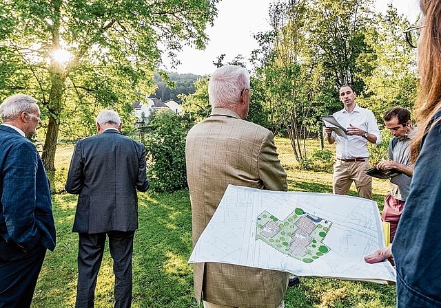 Augenschein vor Ort: Vertretungen der Gemeinde Arlesheim, des Regierungsrats als Vorinstanz, die Beschwerdeführer mitsamt Anwalt und das fünfköpfige Kantonsgericht trafen sich zur Begehung am Finkelerweg. Foto: Nicole Nars-Zimmer