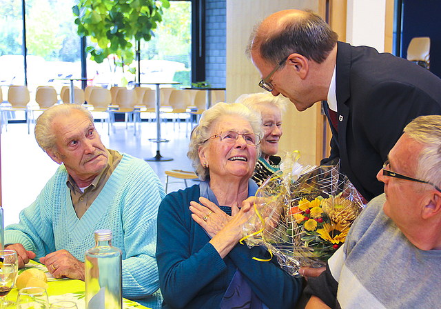 Gnadenhochzeit: Pierina und Fernand Lerch-Zucchinelli sind seit 70 Jahren verheiratet – dafür gab es Blumen vom Gemeindepräsidenten.  Foto: Tobias Gfeller