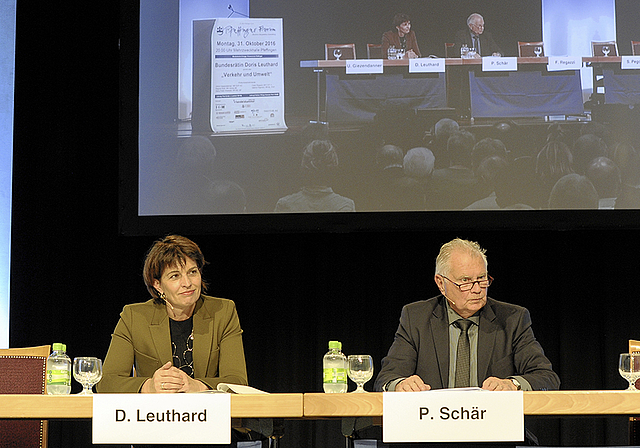 Nach dem Referat: Bundesrätin Doris Leuthard beantwortet Fragen aus dem Publikum, daneben Paul Schär, der vor 25 Jahren das Pfeffinger Forum ins Leben gerufen hatte. Foto: AZ Medien/Martin Töngi