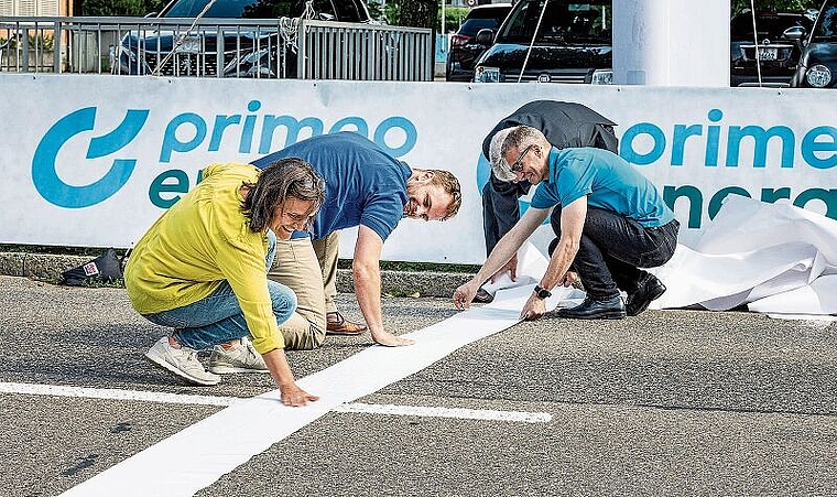 Etappenort: Eine provisorische Ziellinie wurde von Gemeindepräsidentin Eveline Sprecher, OK-Präsident Dominik Häring, Primeo-Chef Conrad Ammann und Thomas Beugger, Leiter des Baselbieter Sportamts, aufgebracht. Foto: Kenneth Nars