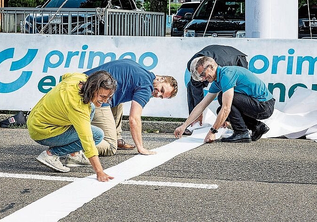 Etappenort: Eine provisorische Ziellinie wurde von Gemeindepräsidentin Eveline Sprecher, OK-Präsident Dominik Häring, Primeo-Chef Conrad Ammann und Thomas Beugger, Leiter des Baselbieter Sportamts, aufgebracht. Foto: Kenneth Nars