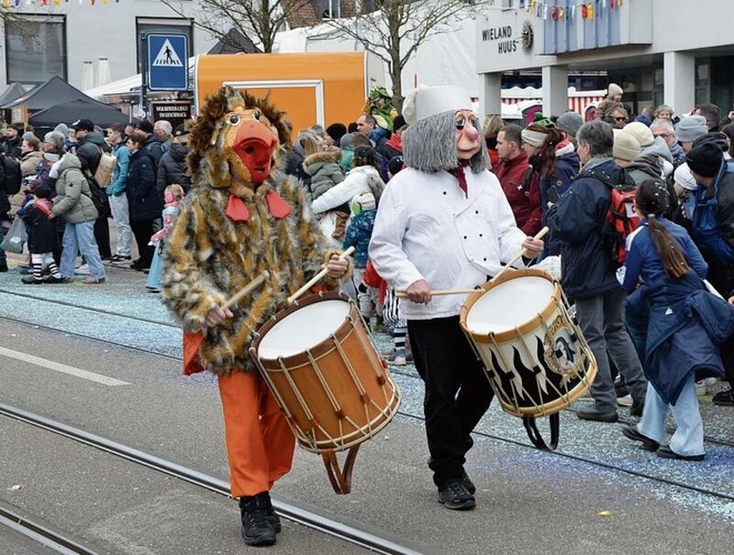 Städtische Klänge: Am Reinacher Umzug durften auch die Cliquen nicht fehlen, 
die in ganz unterschiedlichen Grössen daherkamen.