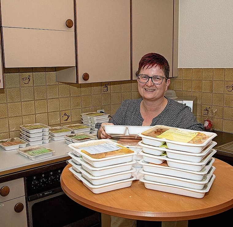 Ein Montag an der Bodenackerstrasse 6 in Breitenbach: Petra Rentsch stellt die bestellten Menüs, die am Dienstag geliefert werden, für den Fahrdienst bereit. Foto: Martin Staub