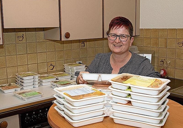 Ein Montag an der Bodenackerstrasse 6 in Breitenbach: Petra Rentsch stellt die bestellten Menüs, die am Dienstag geliefert werden, für den Fahrdienst bereit. Foto: Martin Staub