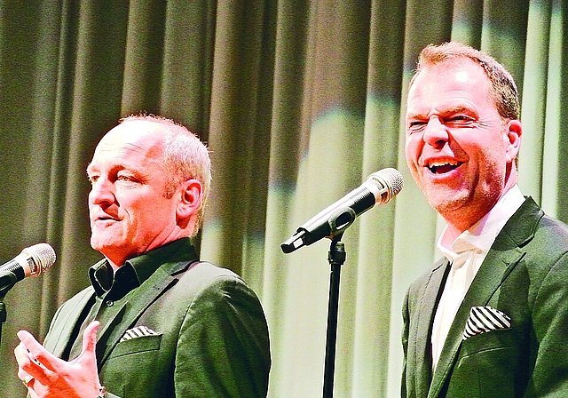 Deftiges zum Dessert: Das Comedy-Duo «Sutter und Pfändler» landeten Volltreffer nach Volltreffer.  Foto: Bea Asper