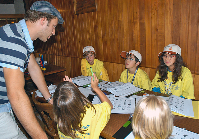 Spass am Französisch: In ihren Sommerschulferien vertieften Schulkinder in Vicques bei Delémont ihre Französischkenntnisse. Foto: Bea Asper