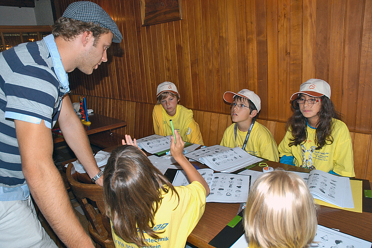 Spass am Französisch: In ihren Sommerschulferien vertieften Schulkinder in Vicques bei Delémont ihre Französischkenntnisse. Foto: Bea Asper