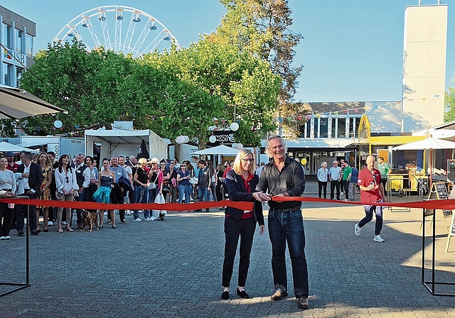 Das Warten hat ein Ende: OK-Präsidentin Daniela Vorpe und Einwohnerratspräsident Christoph Stähli schneiden das Band durch – die AGIR ist eröffnet. Foto: Fabia Maieroni