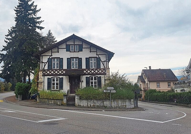 Schlüsselparzelle: Das Grundstück bei der Einmündung Bruggweg/Weidenstrasse ist für die Gemeinde von grosser Bedeutung, um bei der Verkehrsplanung flexibler zu sein. Foto: Fabia Maieroni