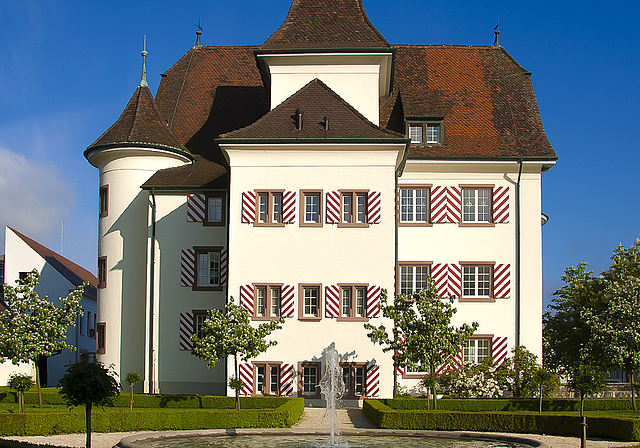 Hier tagt der Gemeinderat: Seit der Renovation Ende der 1950er-Jahre ist das 1605/06 von der Familie Blarer von Wartensee errichtete Schloss der Sitz der Gemeindeverwaltung.