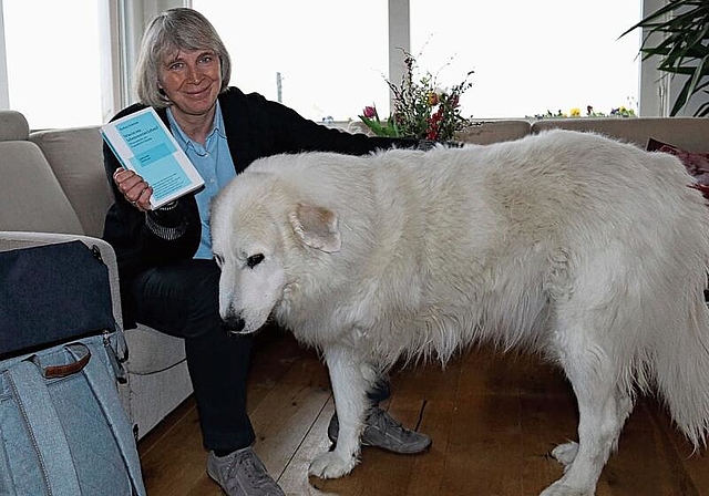 Ein Buch, das zum Denken anregt: Die Autorin Barbara Schmitz mit ihrem Hund, der auch mit drei Beinen ein gutes Hundeleben führen kann. «Lina Bär hat ein gutes Leben. Ein zweites Leben. Ein Leben mit einer Behinderung, das anders als ihr erstes Le