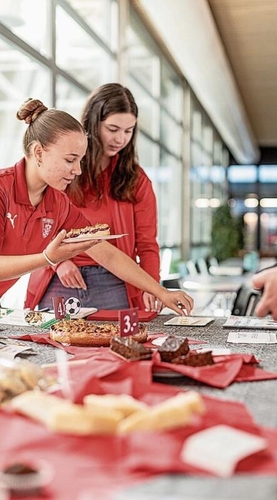 Leckere Kuchen: Die Fussballerinnen des FC Breitenbach verkauften selbstgebackene Kuchen.