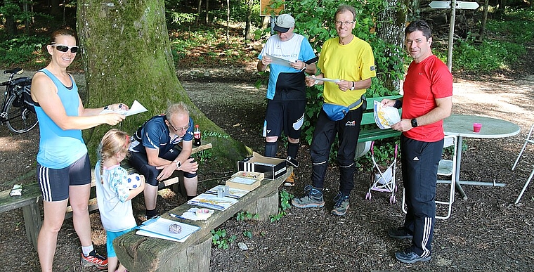 <em>Erklärt die Karte: </em>Franz Karrer (2.v.r.), Präsident der Orientierungslaufgruppe Laufental-Thierstein.Foto: Gaby Walther