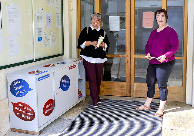 Perfekte Zusammenarbeit: Jay Altenbach (l.) und Susann Barkholdt haben den Bücher-Tausch-Schrank bei der alten Gmeini innert kürzester Zeit realisiert.  Foto: Fabia Maieroni 