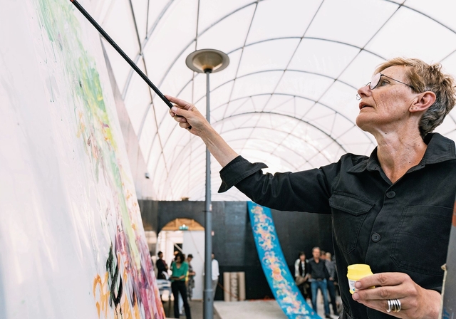 Neues erschaffen: Marianne Hollenstein anlässlich der Performance zur Eröffnung der Ausstellung in Kiew. Foto: ZVG / Daria Biliak