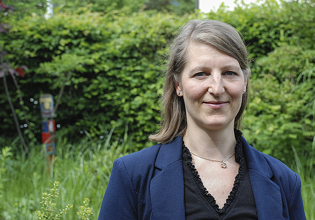 Neue Aufgabe: Die Heimleiterin Ragna Wandl im gepflegten Garten der Werkstube Aesch.  Foto: Thomas Brunnschweiler