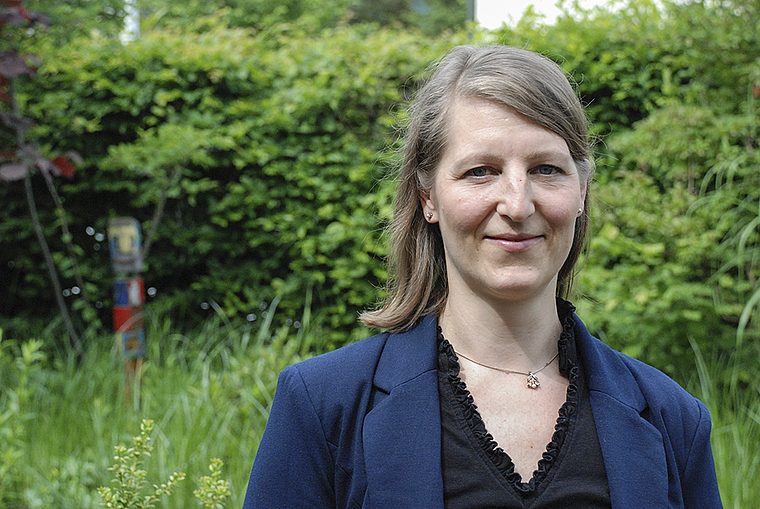 Neue Aufgabe: Die Heimleiterin Ragna Wandl im gepflegten Garten der Werkstube Aesch.  Foto: Thomas Brunnschweiler