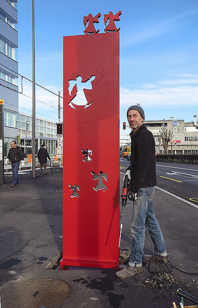 Künstler und Werk: Martin Raimann bei der Montage beim Standort Dreispitz vor der Hochschule für Gestaltung und Kunst (FHNW).  Foto: Edmondo Savoldelli