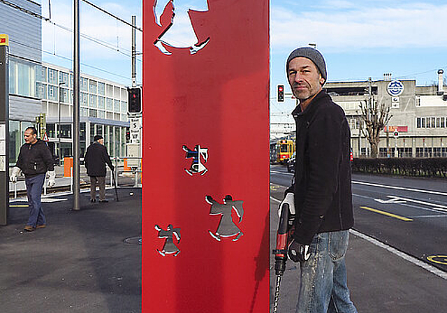 Künstler und Werk: Martin Raimann bei der Montage beim Standort Dreispitz vor der Hochschule für Gestaltung und Kunst (FHNW).  Foto: Edmondo Savoldelli