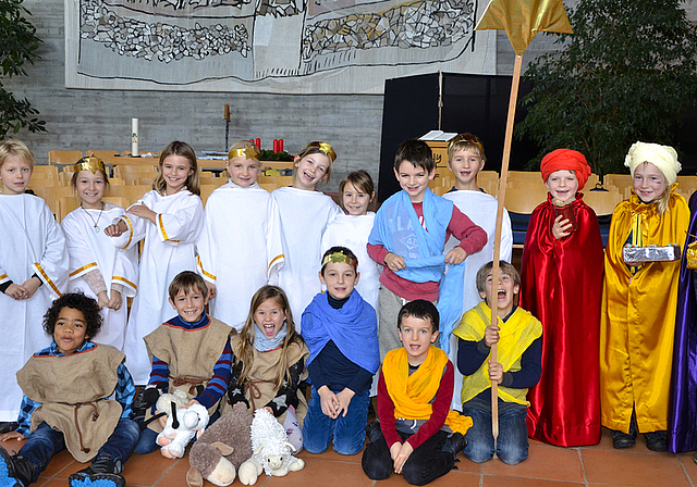 Die Spannung steigt: Die Münchensteiner Schulkinder bereiten sich auf ihren grossen Auftritt vor.  Foto: Fabia Maieroni