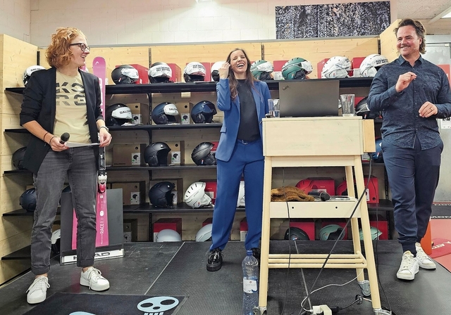 Eine fröhliche Runde: Das Expertenduo Tina Weirather und Marc Berthod wusste das Publikum aufs Beste zu unterhalten. Die Gastgeberin Regula Blättler vom Sportshop Karrer kann sich über das ausverkaufte Event freuen. Foto: Melanie Brêchet