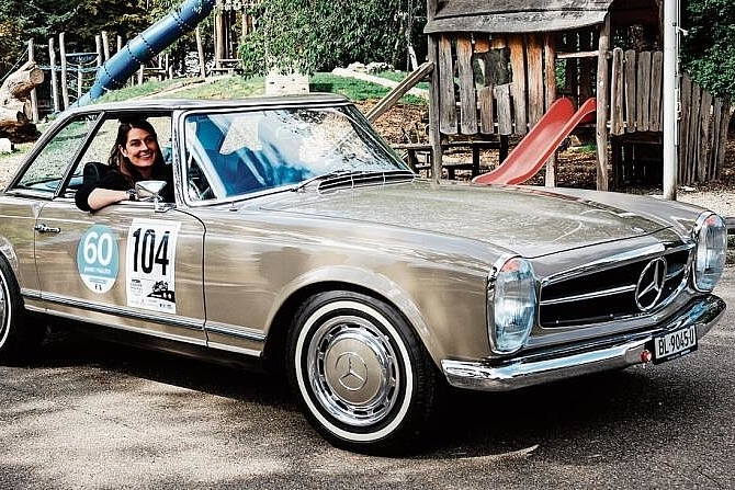 Freut sich auf die kurvige Bergfahrt: die Basler Sicherheitsdirektorin Stephanie Eymann im Mercedes SL Pagode.