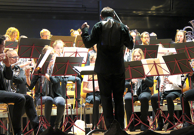 Sorgten für spacigen Sound: Dirigent Thomas Schild und der Musikverein Münchenstein.  Foto: Axel Mannigel