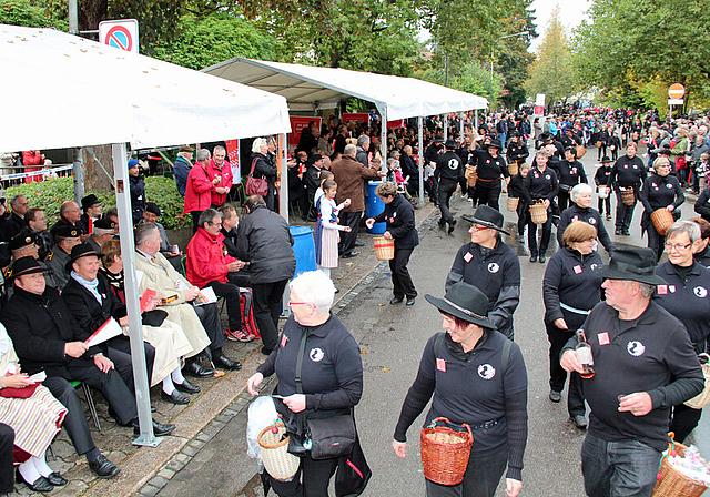 Auf Tuchfühlung mit dem Publikum: Manchmal schien es, die Schwarzbuben und Schwarzmädchen hätten St. Gallen
