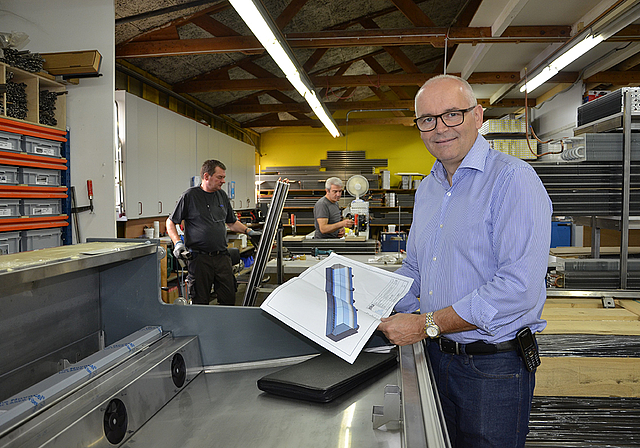 Kunden von Frankreich bis Finnland: Firmeninhaber Andreas Scherrer in der Produktionshalle der Jeka AG.  Foto: Thomas Kramer