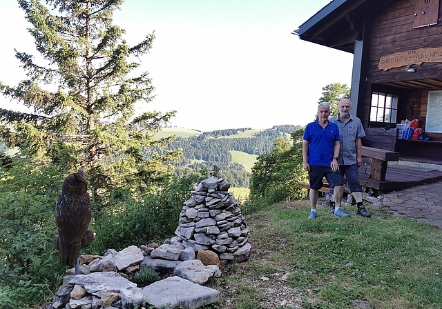 Eines der zahlreichen Hüttenwartteams: Daniel und Ruedi Meier neben der Skihütte Hohe Winde. 