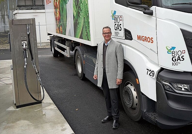 Vor kurzem in Münchenstein eingeweiht: Die Biogas-Tanksäule und der damit betriebene Lastwagen, vor dem Pierre Müller, Leiter Logistik, posiert. Foto: zvg