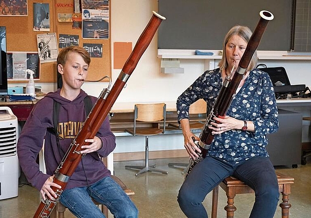 Teilen ihre Leidenschaft zum Fagott: Cyril Stucki (12) und seine Lehrerin Nicole Schilling. Foto: Tobias Gfeller