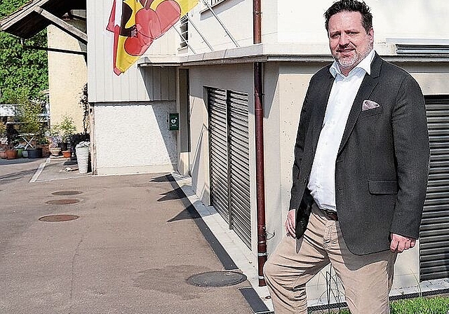 Vor dem Gemeindehaus in Duggingen: Matthias Gysin wird als Gemeinderat nach Strassburg reisen und im Europarat Einsitz nehmen. Foto: Gaby Walther